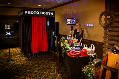 wedding and party photo booth rentals in oklahoma city, edmond and norman. wedding and party photo booth rental with cheap package prives for all events such as weddings, parties, birthdays, proms, graduations, corporate, holiday, christmas, new year's, trade shows. bar-mitzvavahs, bat-mitzvahs, dances, socials, retirement, schoool and church gatherings.